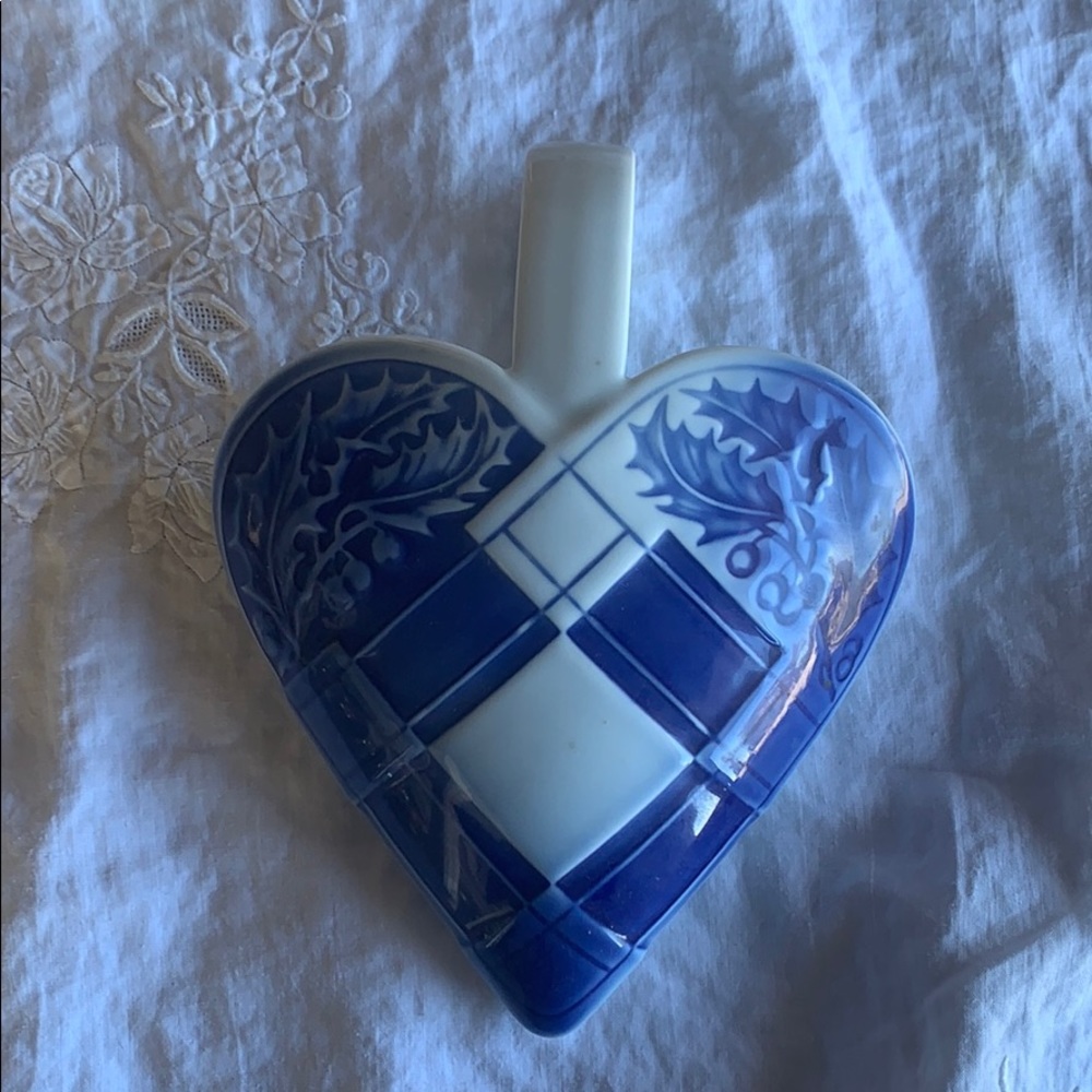 Porcelain wall pocket